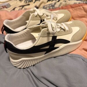 Stylish Women's Sneakers in Cream and Black